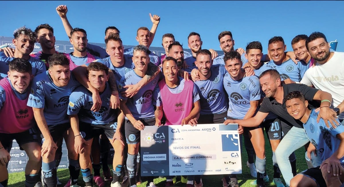 Los festejos de Belgrano con el premio por la clasificación a los 16avos. de final de la Copa Argentina tras vencer 2-0 a Independiente Rivadavia. (Prensa Copa Argentina)