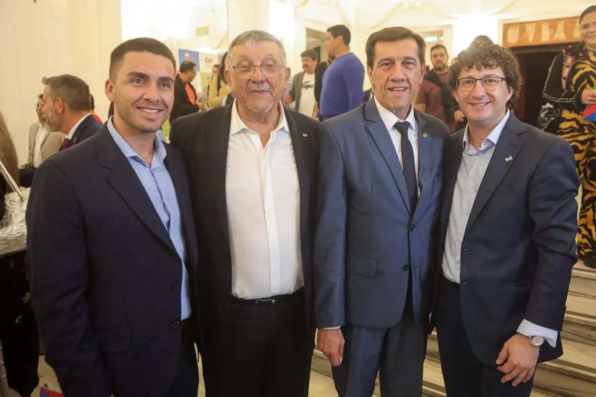 El intendente y el presidente del Concejo Deliberante de General Güemes (Salta), Carlos Rosso (der.) y Juan Pablo Robles (izq.) respectivamente, asistieron al lanzamiento de la Expojuy 2024. En la foto, con el gobernador Sadir y el presidente de la CCEJ, Jorge Gurrieri.