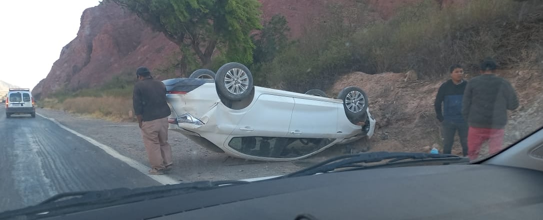 El único ocupante del vehículo sólo tuvo lesiones leves. Las pericias de la Policía determinarán las causas del vuelco, que sólo dejó daños materiales en el automóvil.