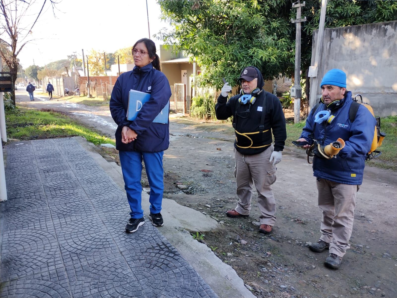 Los agentes sanitarios recorren casa por casa para evaluar factores de riesgo.