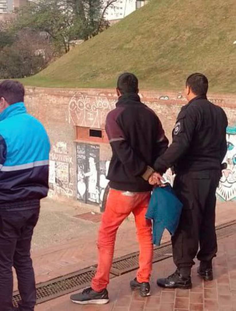 La policía esposó al cuidador cerca del colegio secundario.