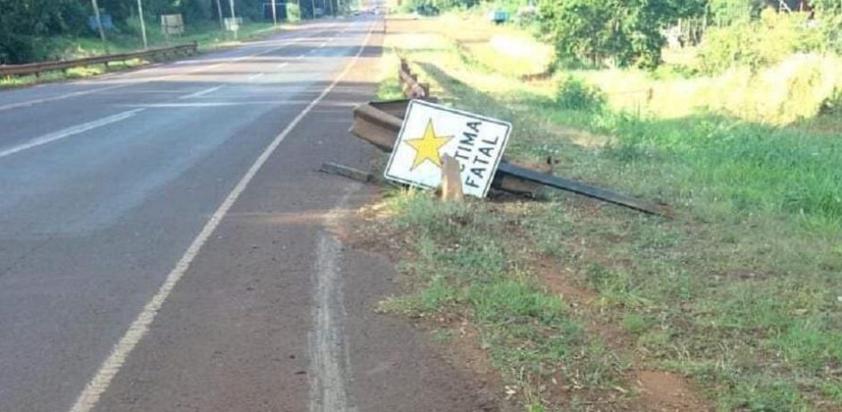 Un vehículo colisionó un cartel de Estrellas Amarillas en Eldorado.