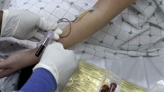 Control. Las patologías que deben testearse en cada donante de sangre, según obligan las leyes vigentes, son: VIH, hepatitis B, hepatitis C, brucelosis, sífilis, Chagas y HTLV (AP).