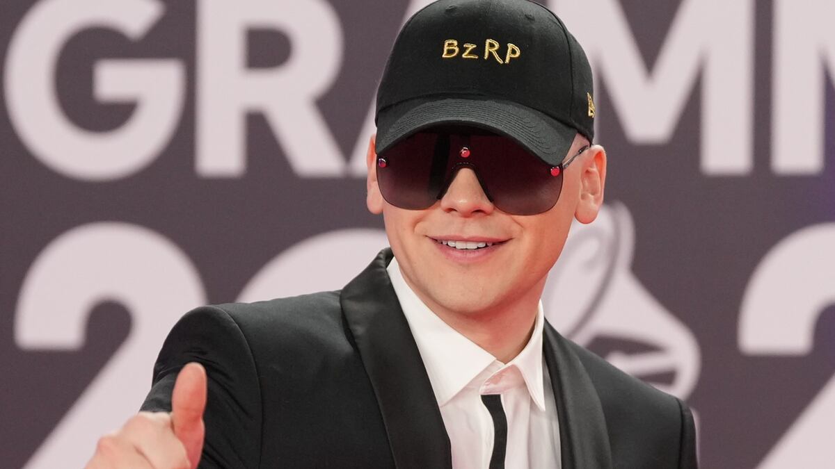 ¡Lo expusieron! Bizarrap apareció sin gorra ni lentes en un partido de Lionel Messi y se volvió viral