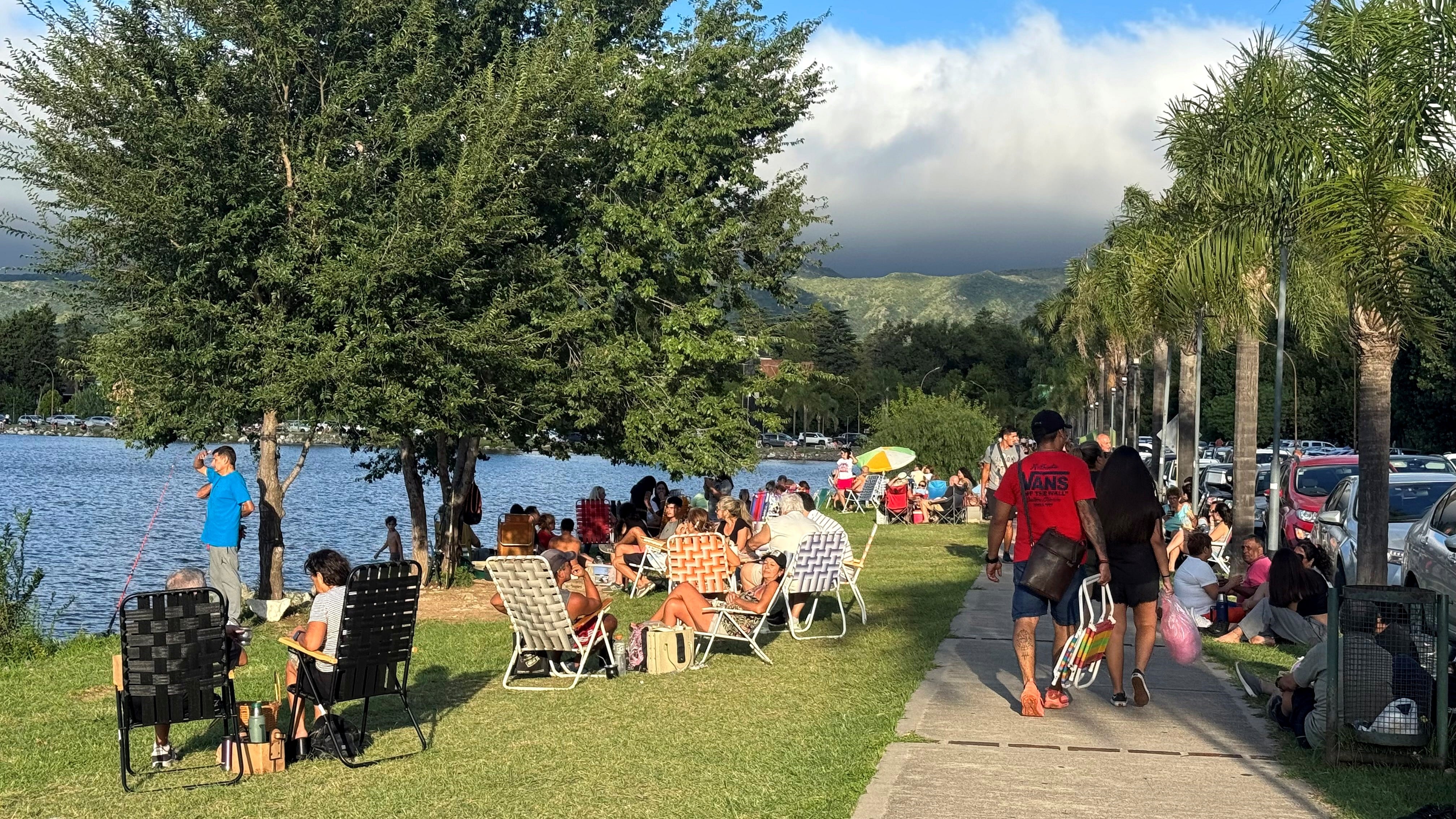 Turismo en la costanera del lago de Villa Carlos Paz durante el fin de semana largo de carnaval 2025.