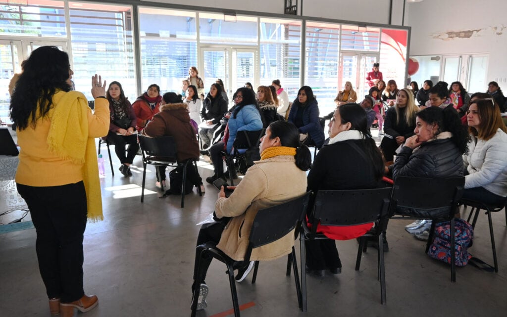 Personal de los Centros de Desarrollo Infantil, Escuela Municipal "Maestra Marina Vilte" y Escuela "Legado Belgraniano", en la jornada de capacitación.