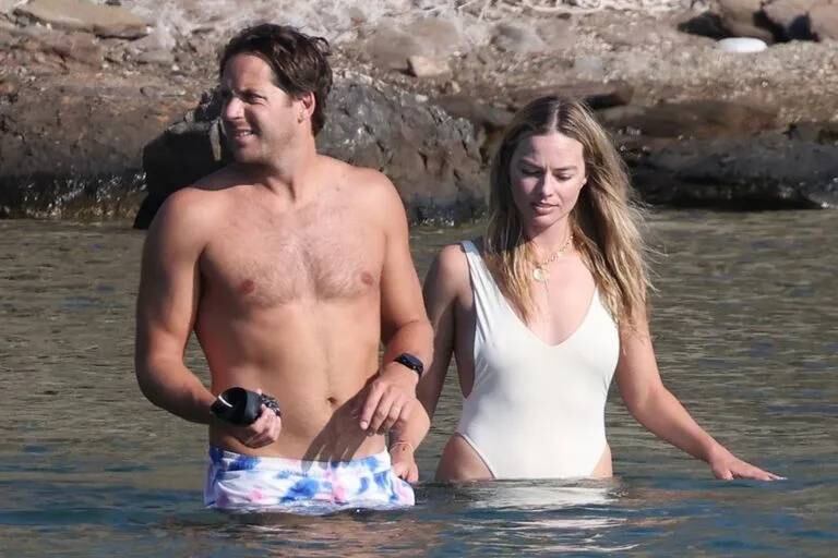 Margot Robbie y Tom Ackerley en Grecia.