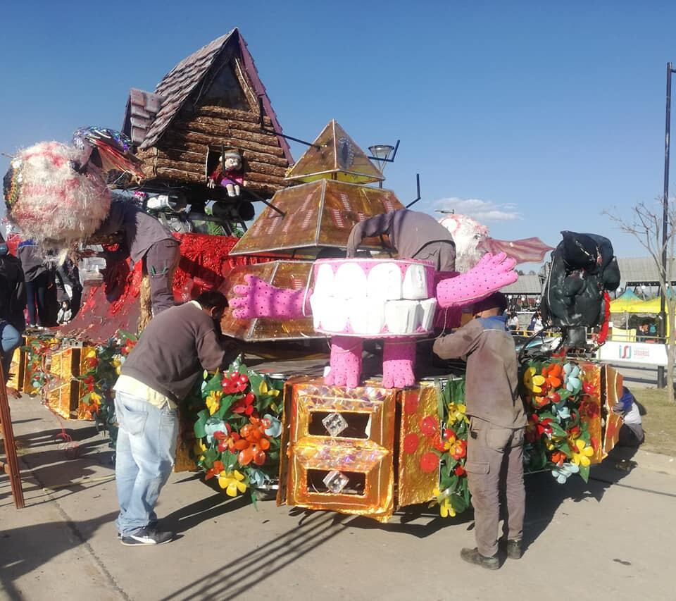 Carroceros trabajando en los últimos detalles de una de las carrozas estudiantiles que fue exhibida en la Ciudad Cultural durante la FNE 021.