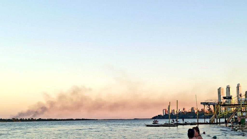 El humo cruzó el río a la tarde empujado por el viento desde el este.