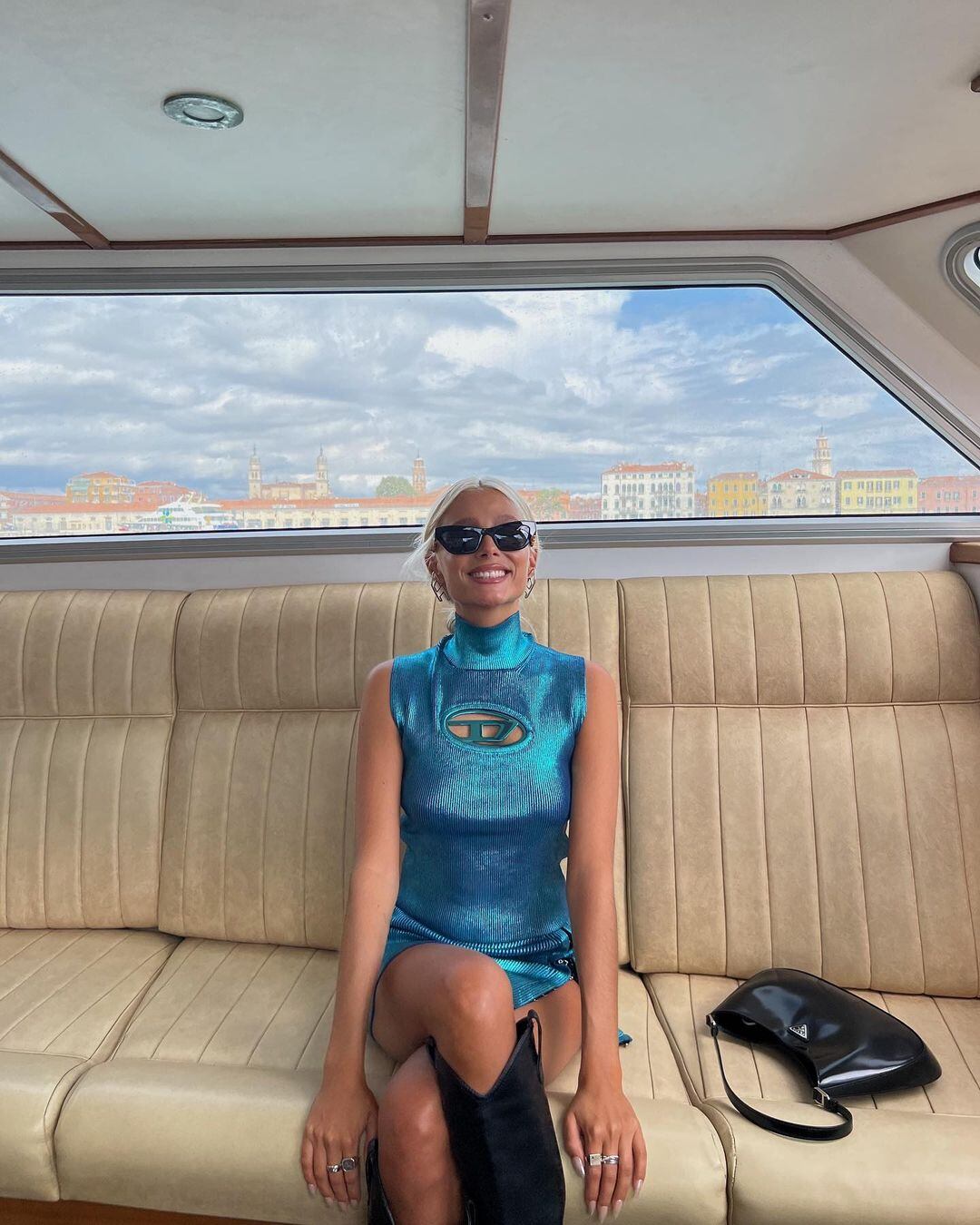 Desde Venecia, Valentina Zenere causó furor en vestido azul al cuerpo con aberturas en la cadera.