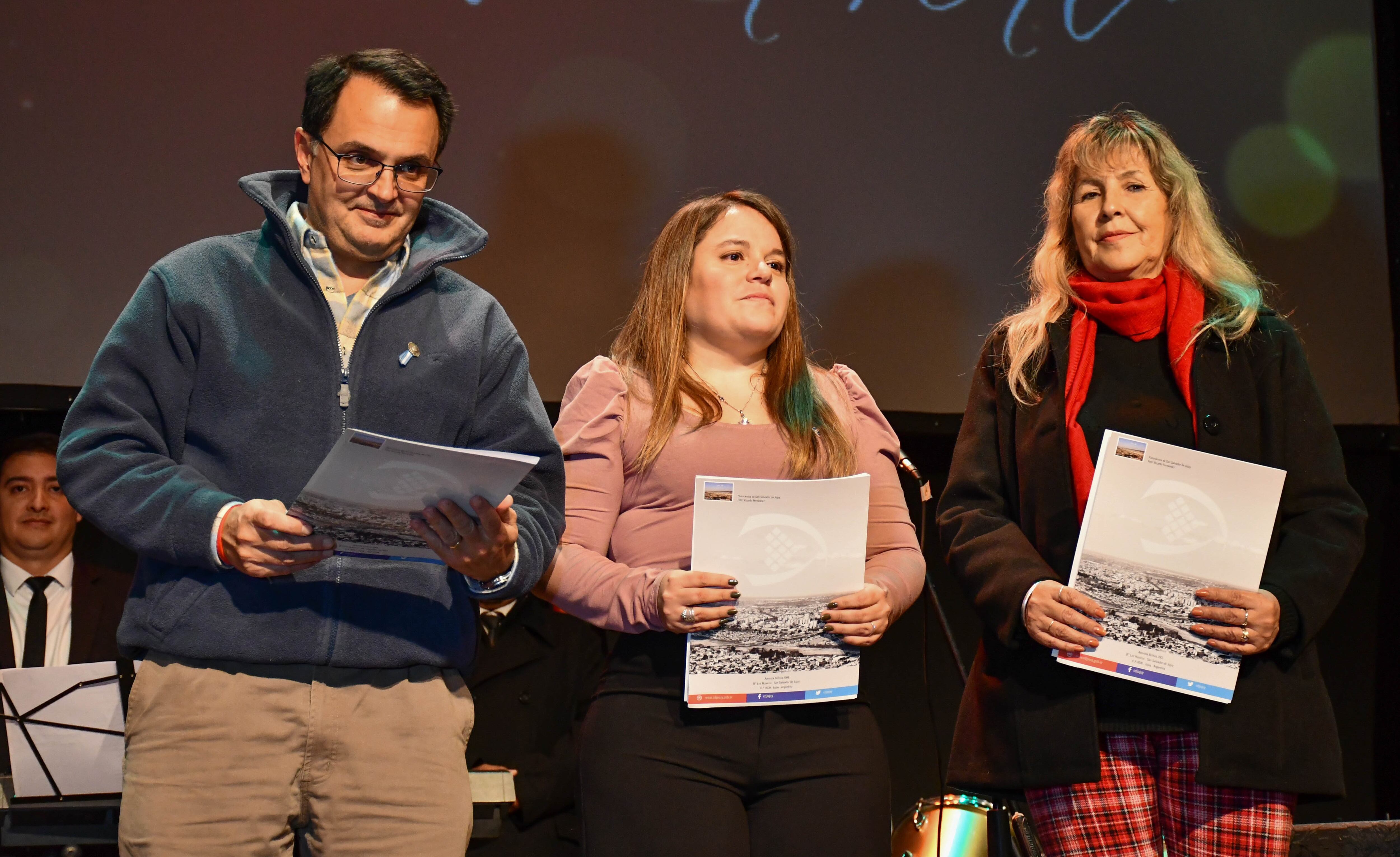 El presidente del Concejo Deliberante de Jujuy, Lisandro Aguiar, junto a las concejales Melisa Silva y Blanca Ontiveros, en la ceremonia por el 50° aniversario del Templo "Buenas Nuevas".