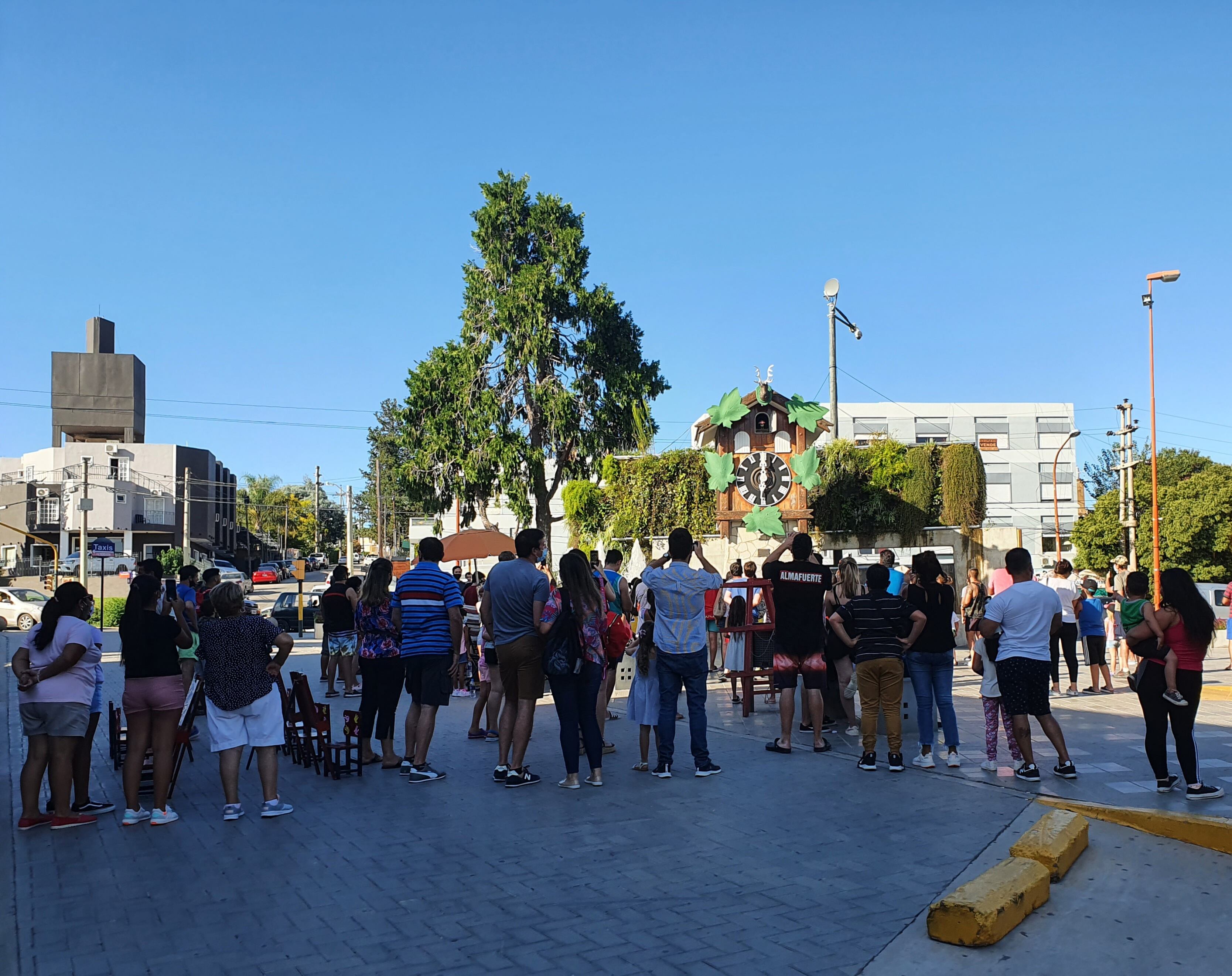 Plazoleta del Reloj Cucú, y el momento exacto en que la "cucusa" hace su aparición ante un público expectante, una tarde de este verano 2021.