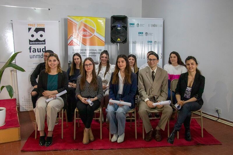 Cresta: Acto de Colación de Grado y Entrega de Diplomas de los graduados en Arquitectura y Contador Público