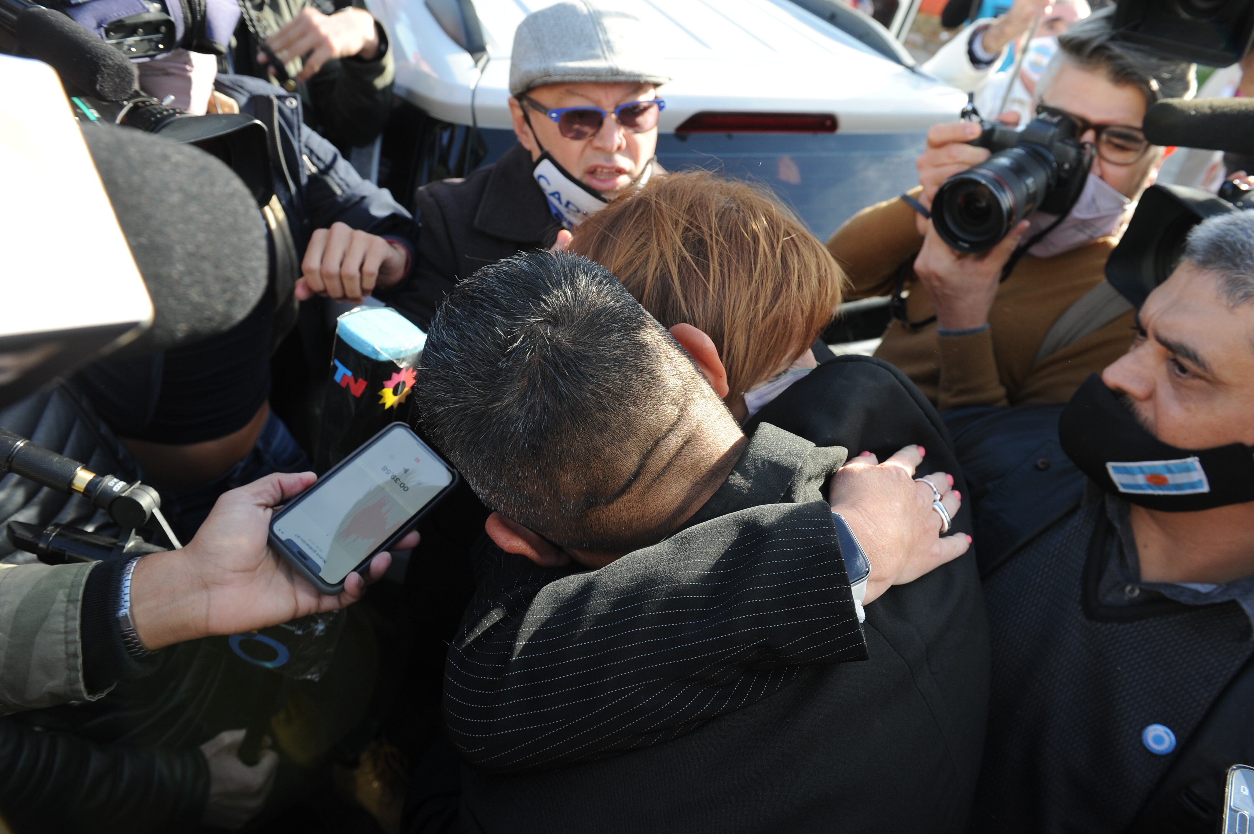 Caso Chocobar
Tribunales de Comodoro Py
Luis Chocobar se abraza con Patricia Bullrich luego de conocerse la sentencia.

Foto Clarin