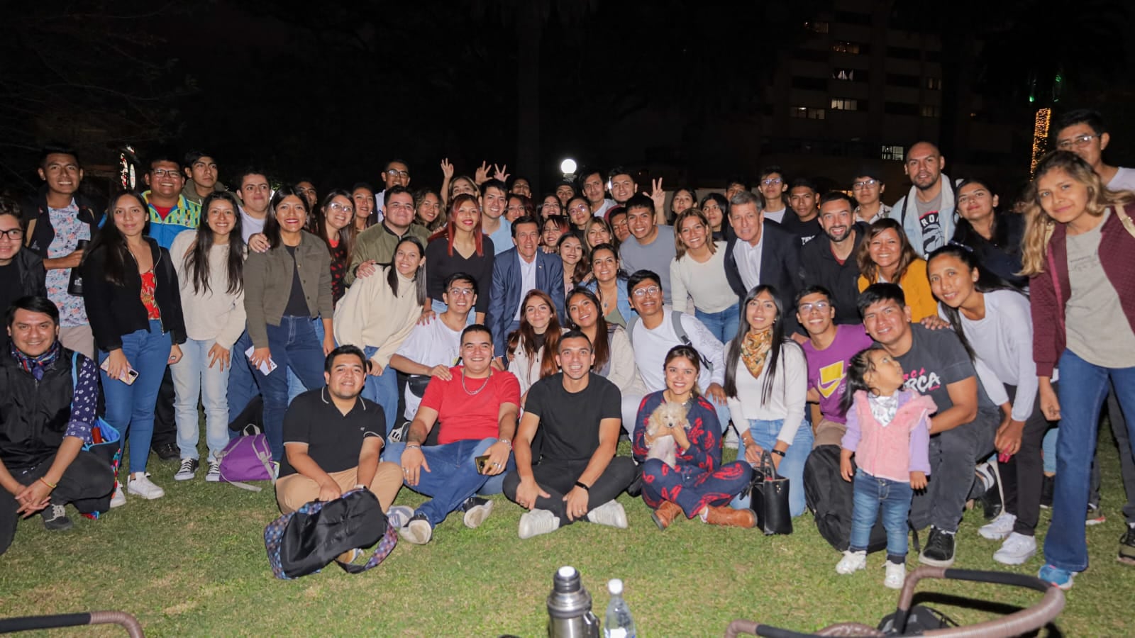 El encuentro de los candidatos de Cambia Jujuy con los jóvenes universitarios se extendió hasta pasado el atardecer en la plaza España.