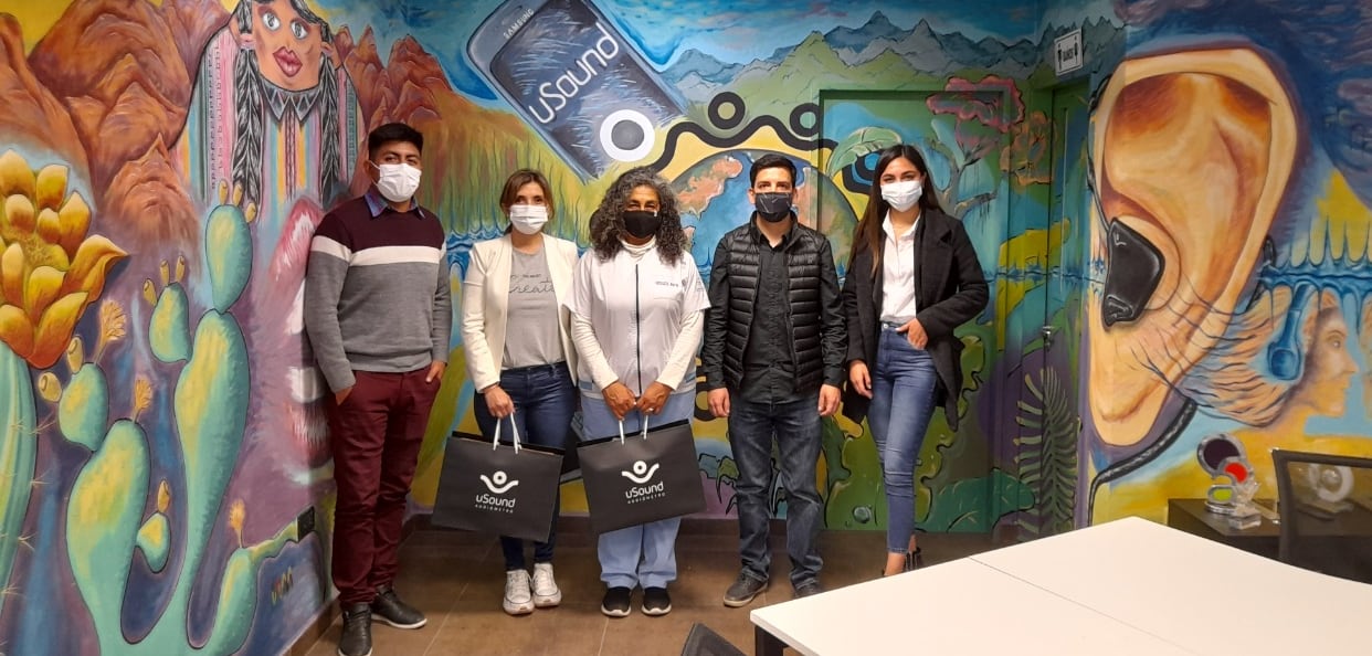 Melina Sánchez y Sandra Lamas (al centro) junto a Ezequiel Escobar y Florencia Pereyra, en las oficinas de uSound.