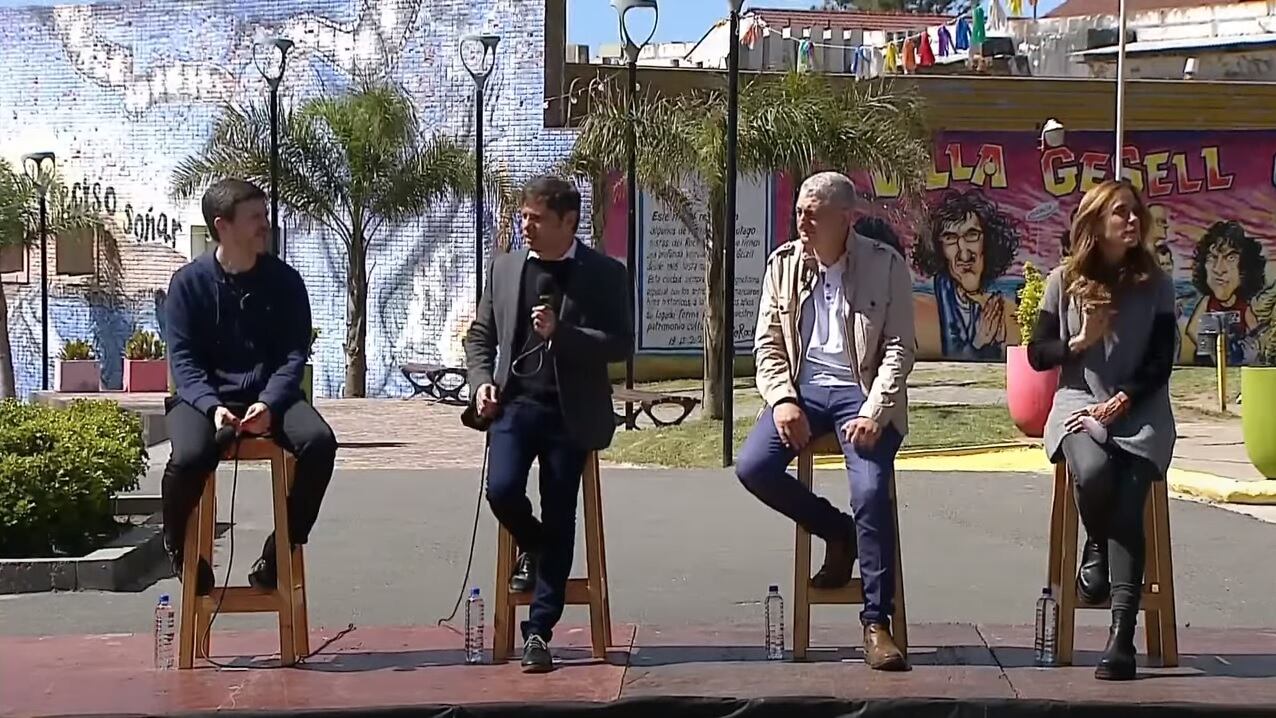 El gobernador Axel Kicillof en Villa Gesell junto a Victoria Tolosa Paz y al intendente de la ciudad balnearia, Gustavo Barrera.