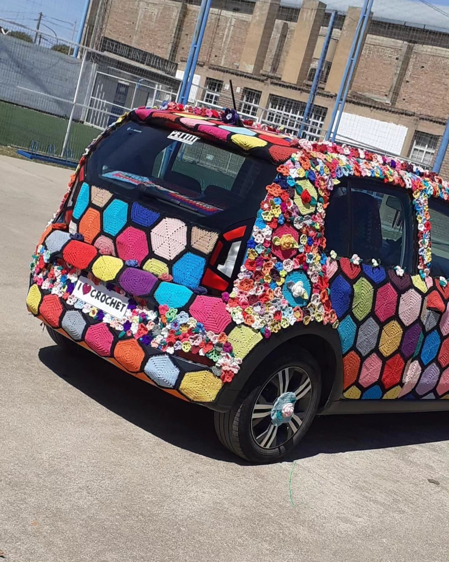 Un auto cubierto por un tejido al crochet.