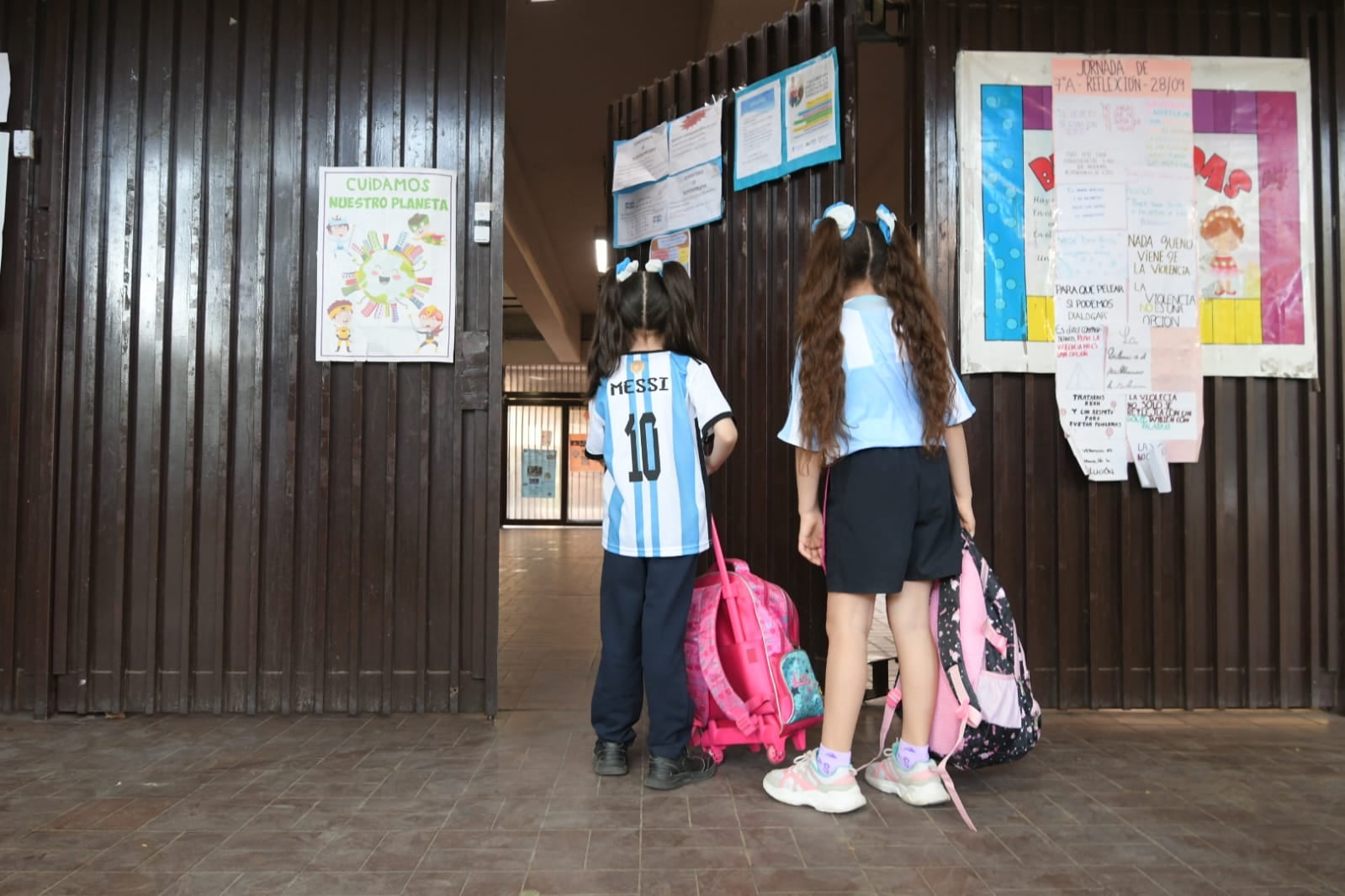 Debutó la Selección. Así estaban las escuelas, casi vacías y pocos alumnos en el horario habitual.