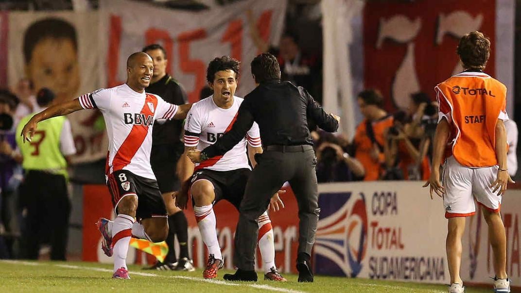 Pisculichi corre a abrazar a Marcelo Gallardo tras meter el gol frente a Boca, en 2014. (Foto:Fotobaires)