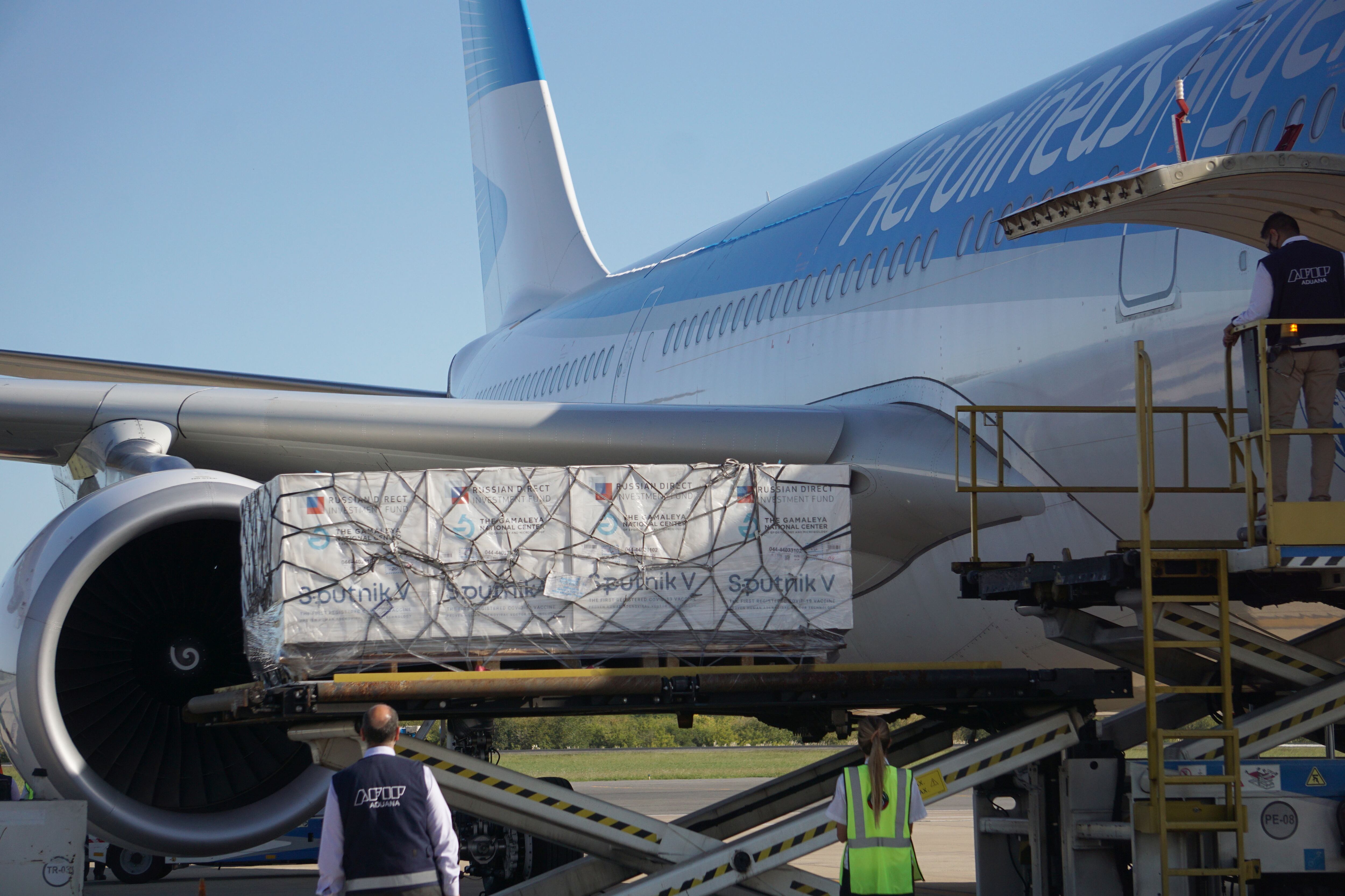 Llegada de nuevas dosis de la vacuna Sputnik V desde Moscú en un avión de Aerolíneas Argentinas. (Foto: Clarín)