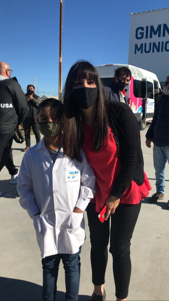 Thiago junto a su mamá en Comodoro Rivadavia.