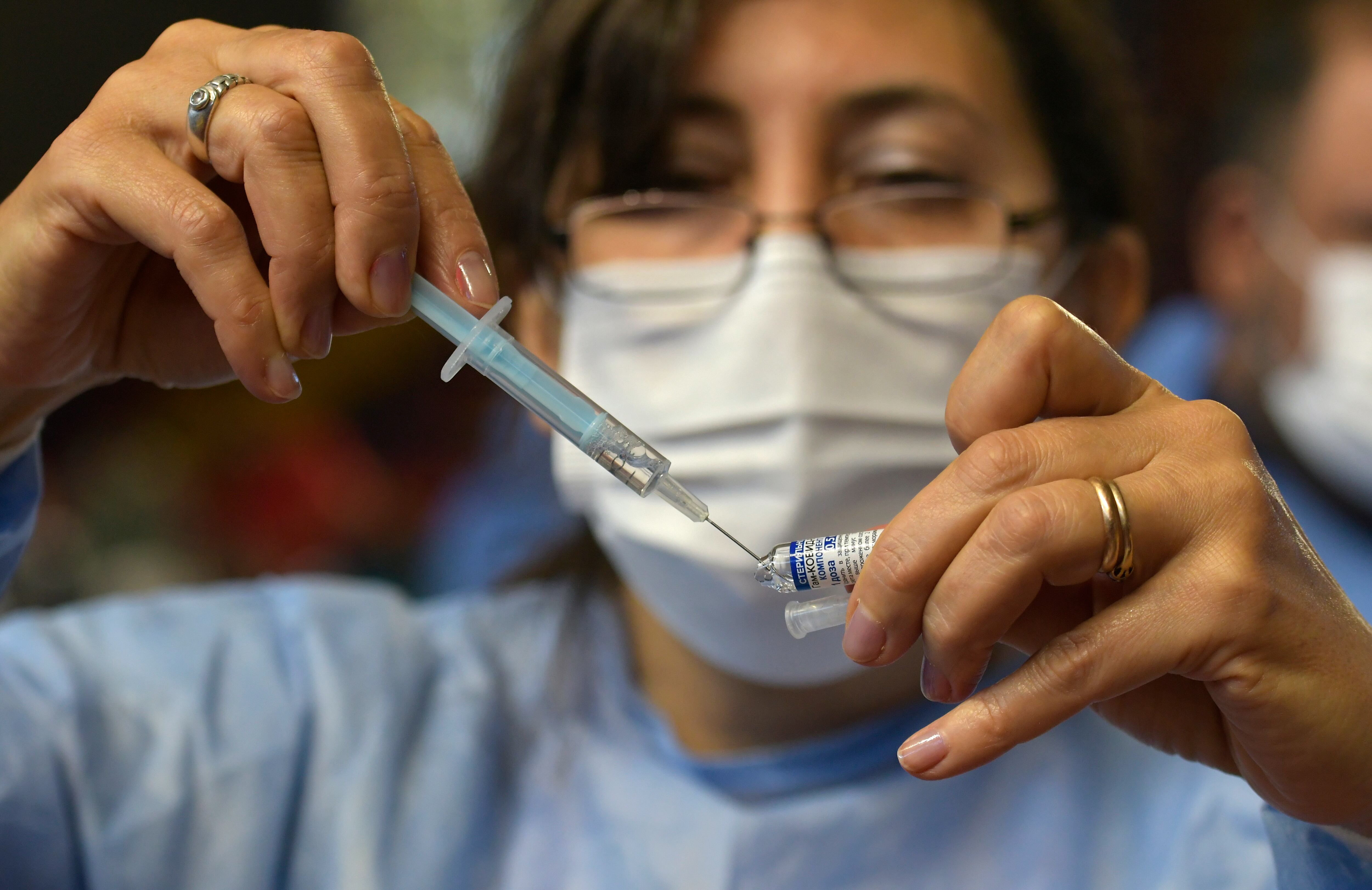 Mendoza 12 de abril  2021  Sociedad
Demoras en la vacunación con vacunas Sputnik V, en el Vacunatorio de campaña en el estadio Polimeni, de Las Heras.
vacuna, vacunas, coronavirus, Covid 19, Covid, Crisis, salud, enfermero, médico , rusa, china 
Foto:Orlando Pelichotti / Los Andes

