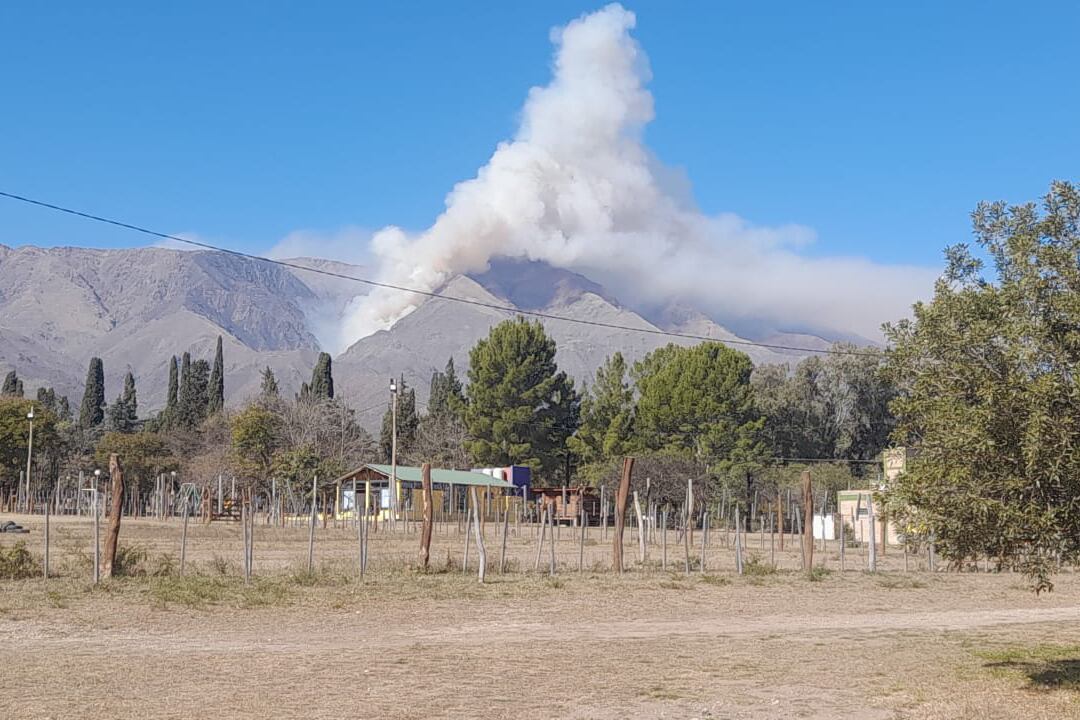 Bomberos combaten un incendio forestal al sur del cerro Champaquí. (Secretaría de Gestión de Riesgo Climático, Catástrofes y Protección Civil)