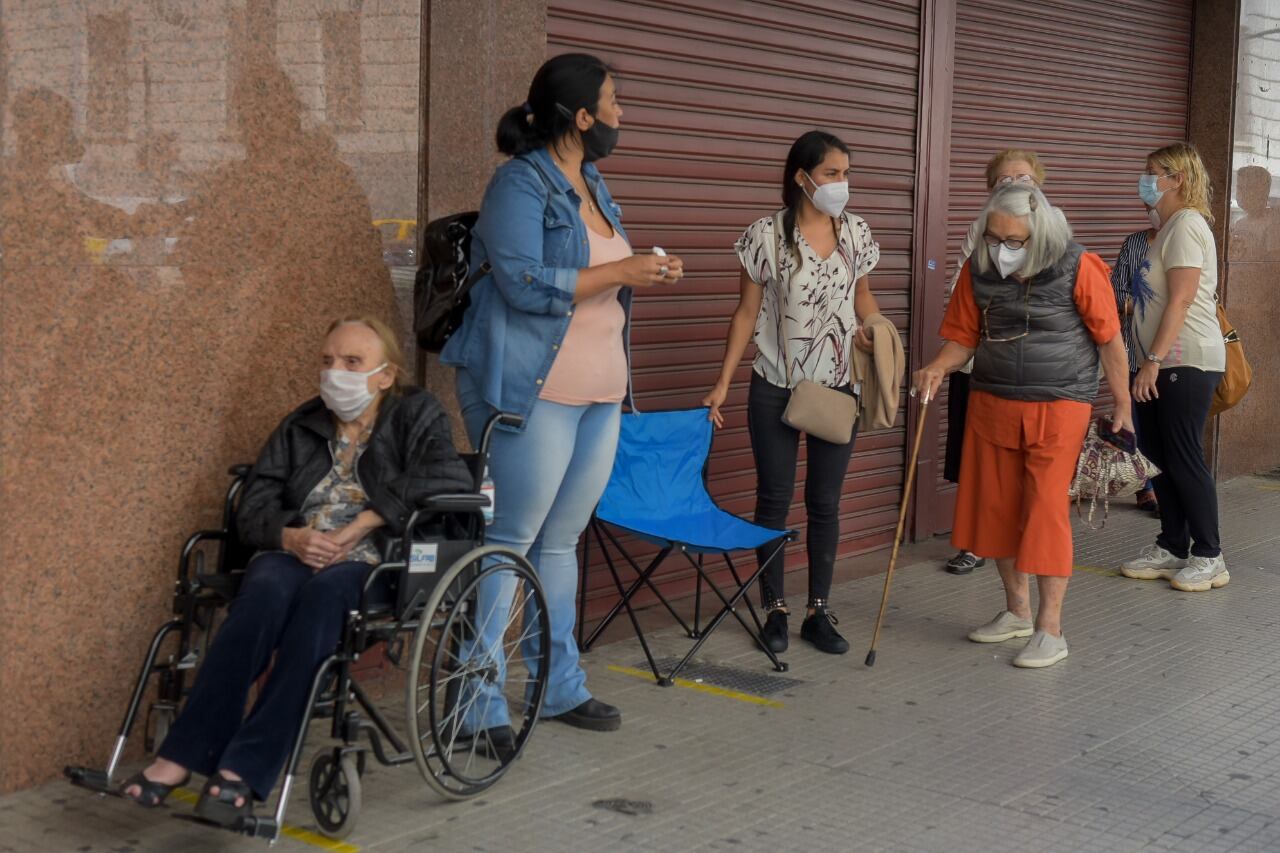 Mayores de 80 años realizan largas filas en el Luna Park, nuevo centro de vacunación contra el Covid-19 en la Ciudad. (Clarín)