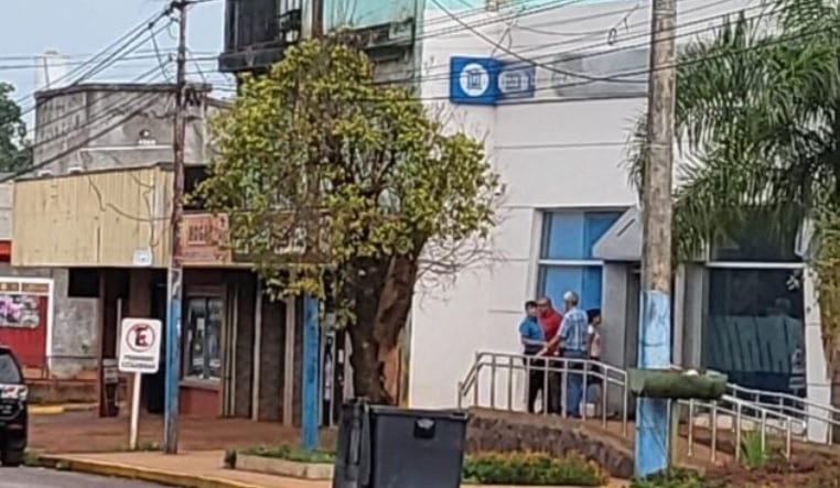 Asalto en Montecarlo: malvivientes se alzaron con cuantioso botín en la entrada del Banco Nación.