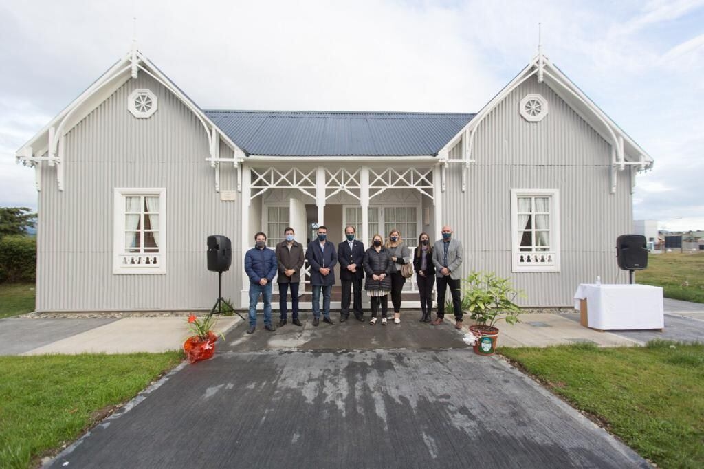 La nueva Casa de la Cámara de Turismo de Ushuaia que funcionará en una histórica vivienda recuperada por la Municipalidad.