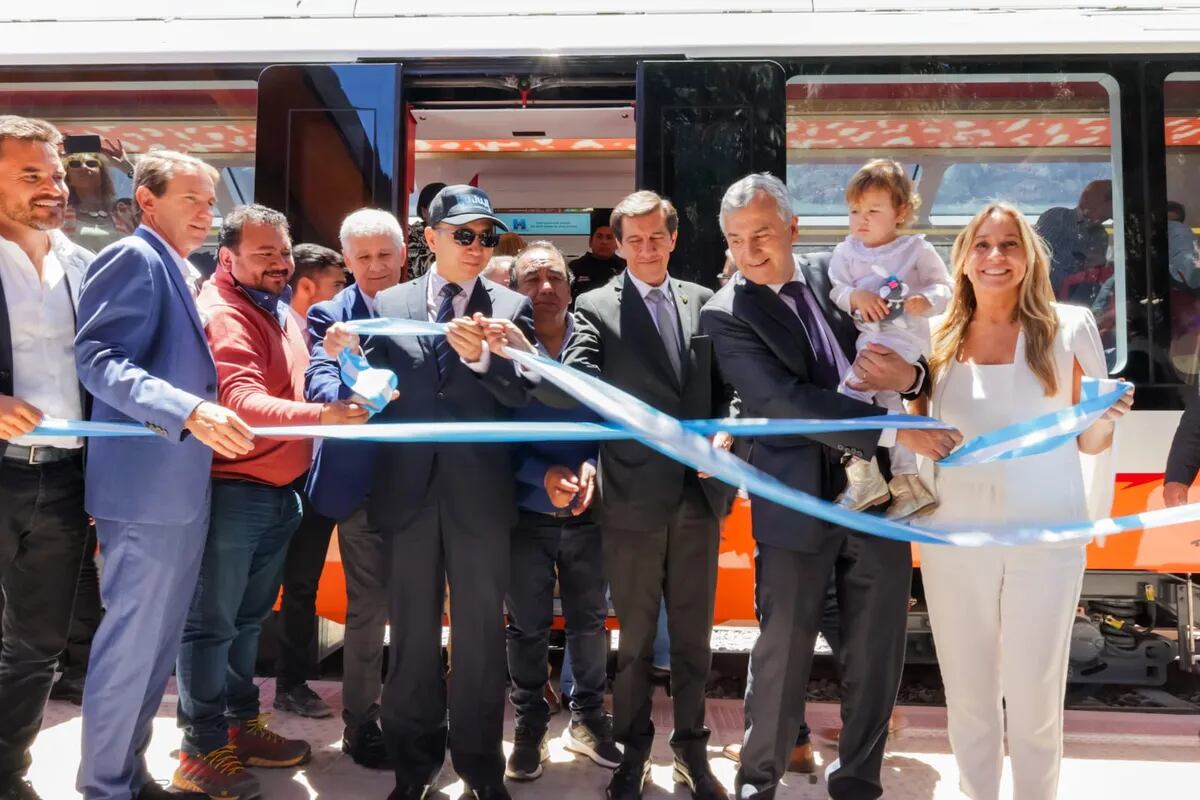 Bajo el sol del mediodía quebradeño, las autoridades dejaron inaugurada también este jueves la estación ferroviaria de Purmamarca.