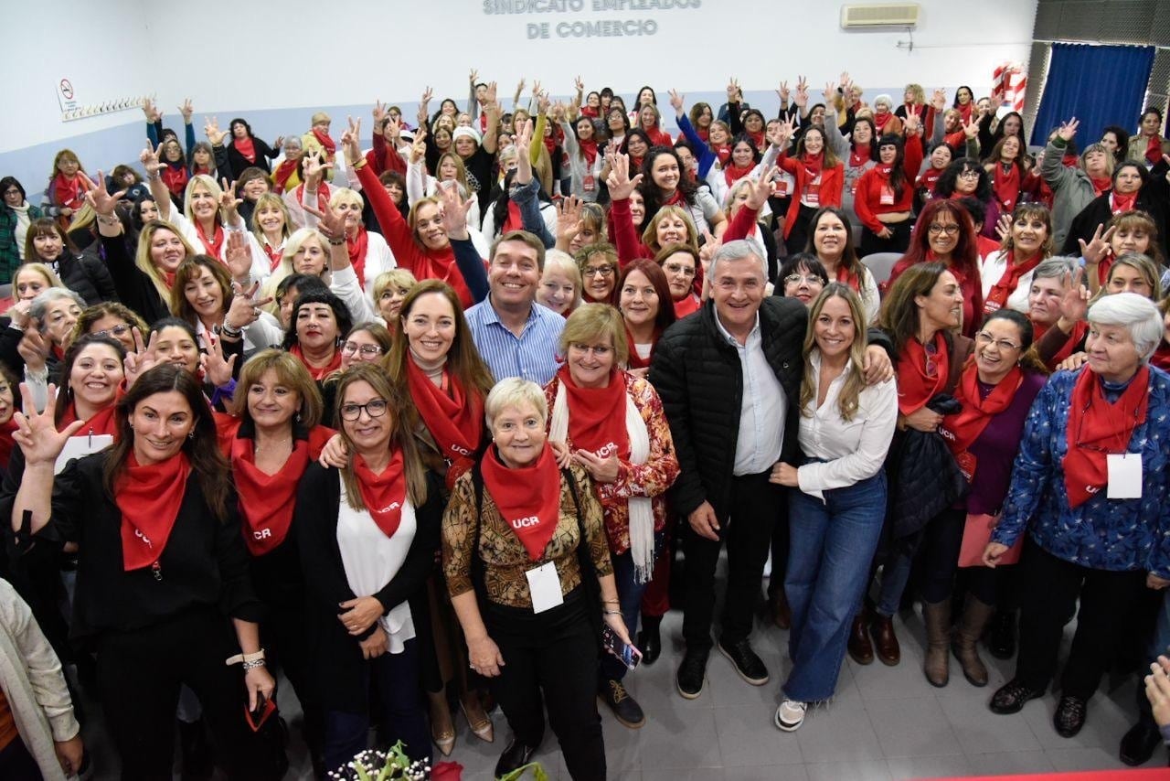 Procedentes de todas partes de la provincia del Chubut, mujeres enroladas en el radicalismo se reunieron en Trelew y recibieron al jefe partidario, Gerardo Morales.