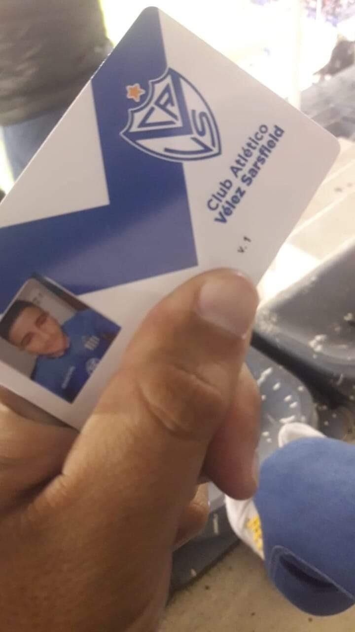 El carnet de un socio de Vélez que aparece con la camiseta de Talleres.