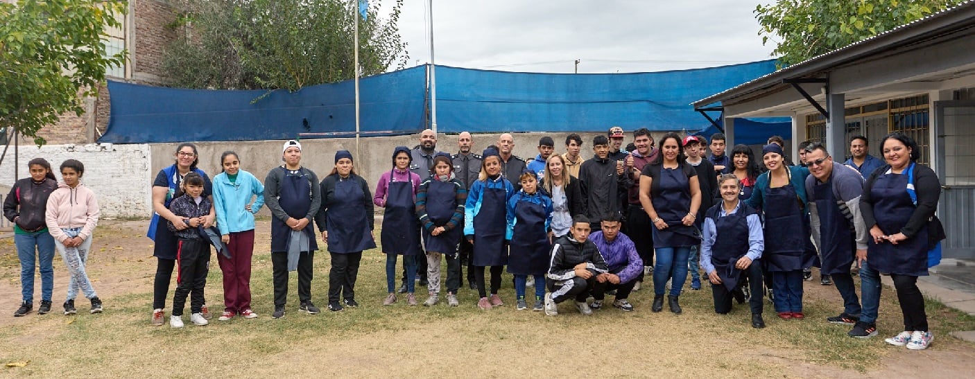 Alumnos de la escuela especial profesor Lasherino José Martí, recibieron indumentaria confeccionada por los internos de El Borbollón.