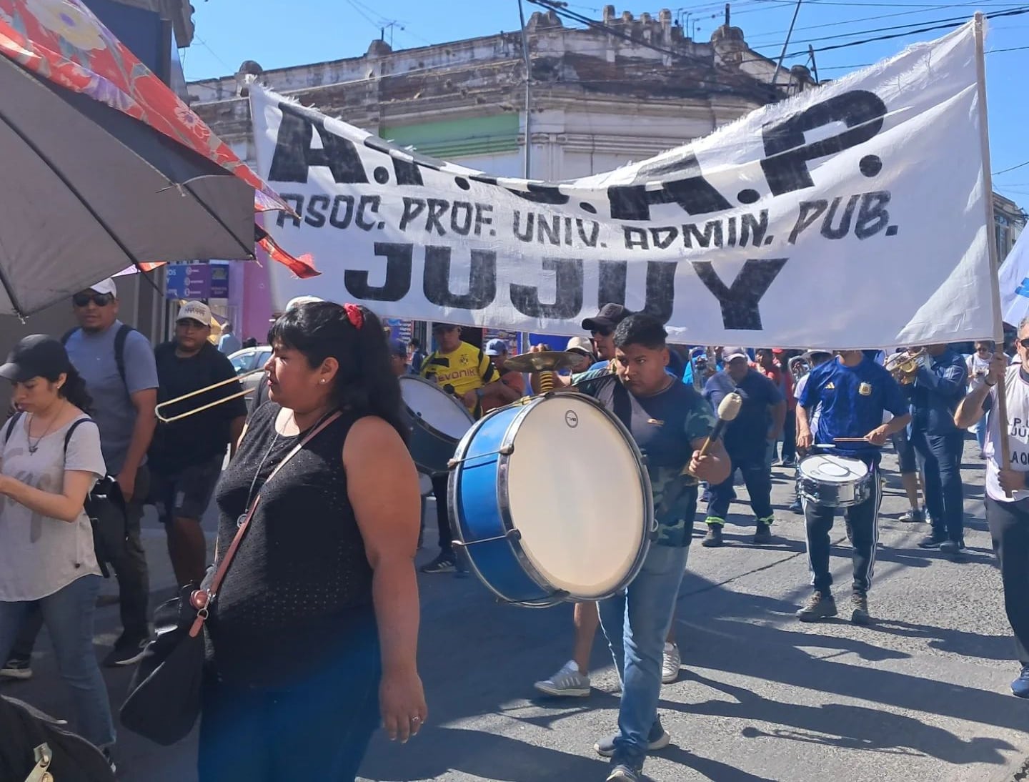 Los profesionales de la administración pública de Jujuy hicieron escuchar su reclamo en las calles de la ciudad.