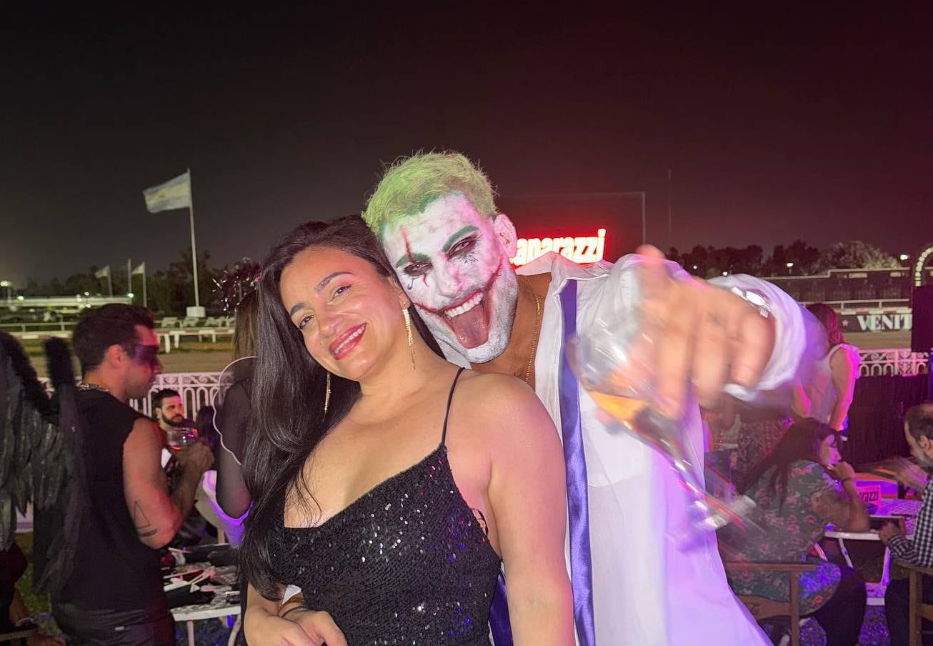 El rosarino y su mamá fueron a la fiesta de Halloween de la revista Paparazzi.