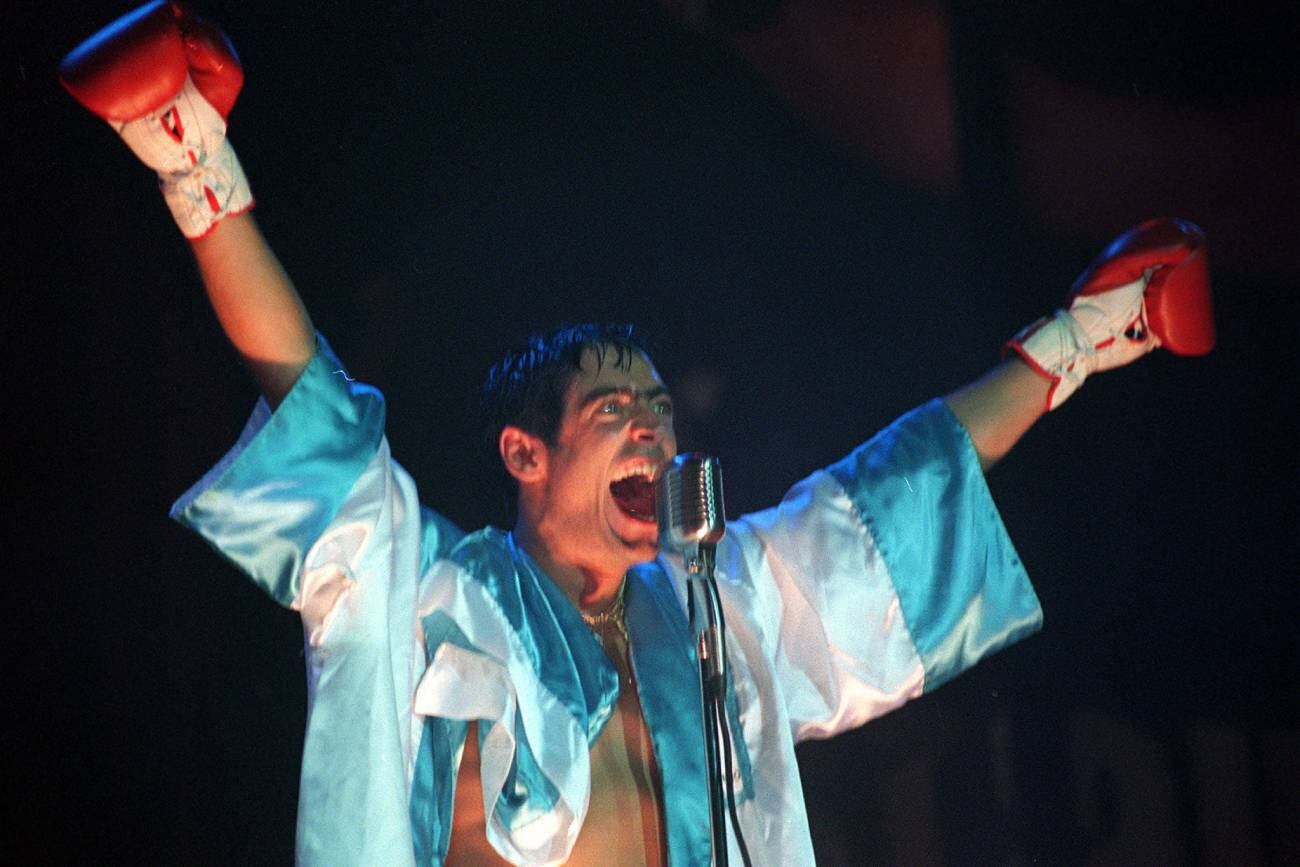 Rodrigo Bueno, al momento de estallar al Luna Park en su serie del año 2000. (Télam)