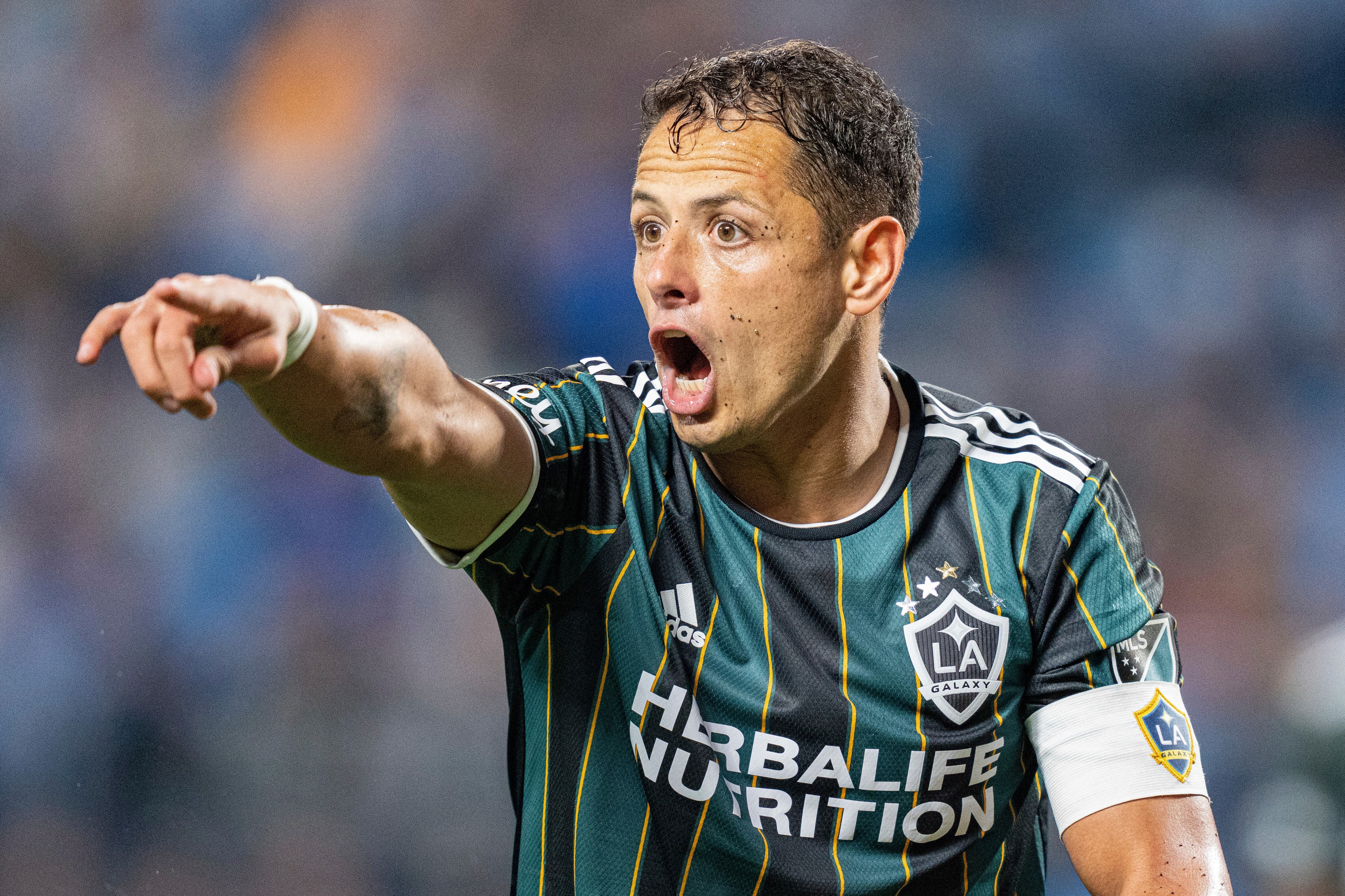 El delantero del Galaxy de Los Ángeles Javier "Chicharito" Hernández reacciona en el segundo tiempo del partido de fútbol de la MLS en contra del Charlotte FC.