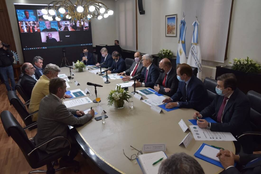 En reunión: el ministro de Agricultura, Ganadería y Pesca de la Nación, Julián Domínguez; el Jefe de Gabinete de Ministros, Juan Manzur; el ministro del Interior, Eduardo de Pedro; los gobernadores Axel Kicillof de la provincia de Buenos Aires; Gustavo Bordet de Entre Ríos; Sergio Zilioto, de la Pampa; Omar Perotti de Santa Fe y Gerardo Zamora de Santiago del Estero; y miembros de las entidades agropecuarias.