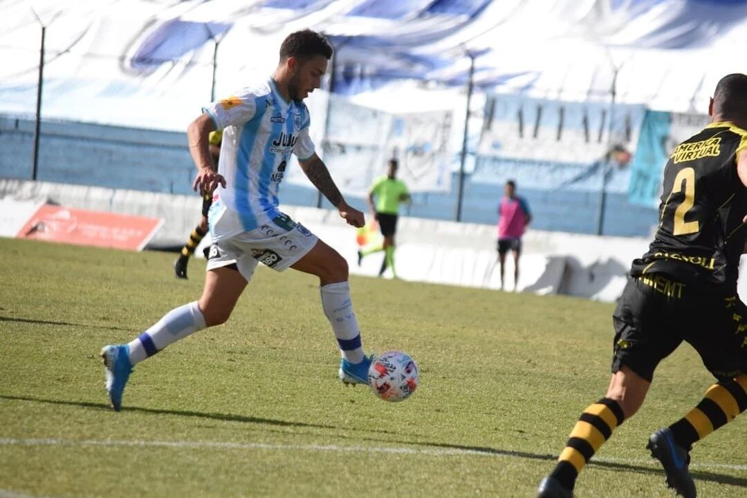 Gimnasia de Jujuy buscó más y derrotó merecidamente a Santamarina de Tandil.