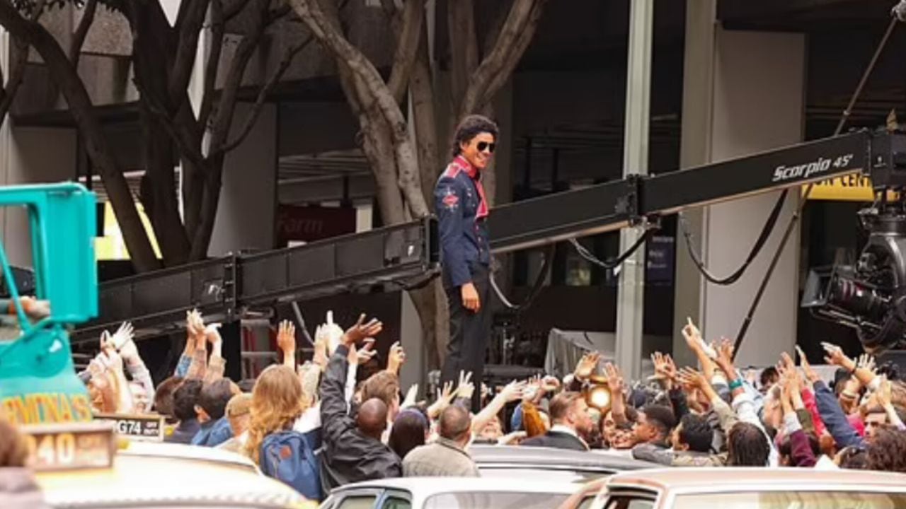 Jafaar Jackson mientras interpreta a su tío en la época de Thriller.