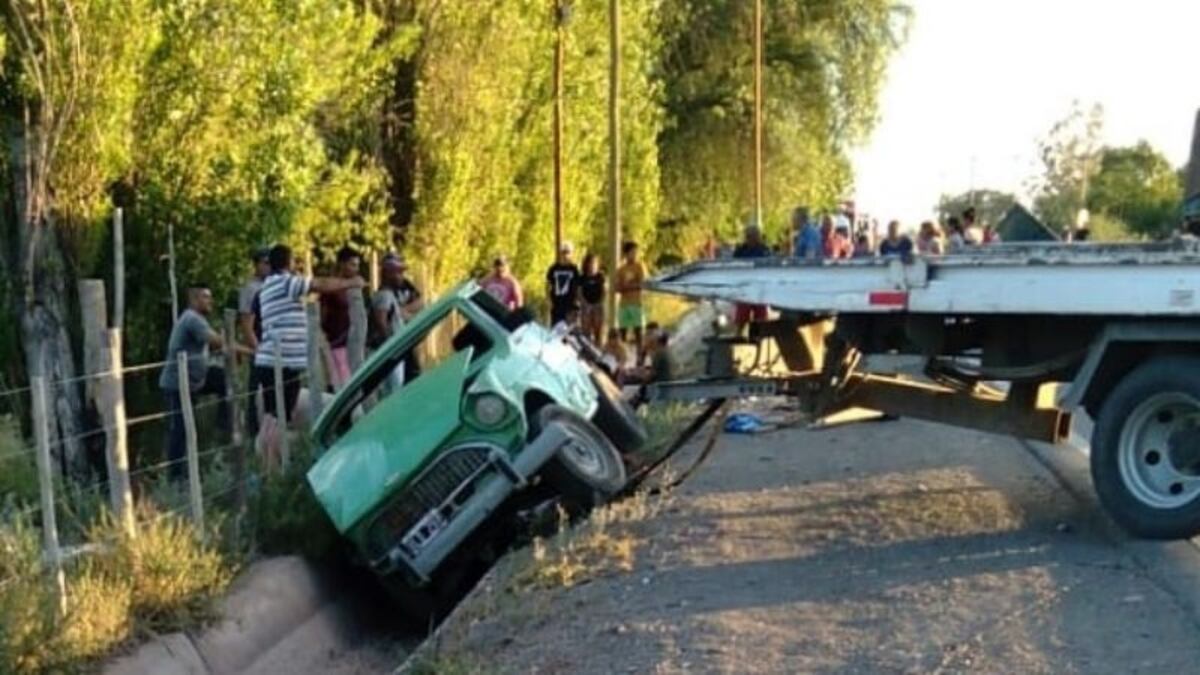 Un camión chocó a una camioneta que hacía una mudanza y la tiró a un canal de riego