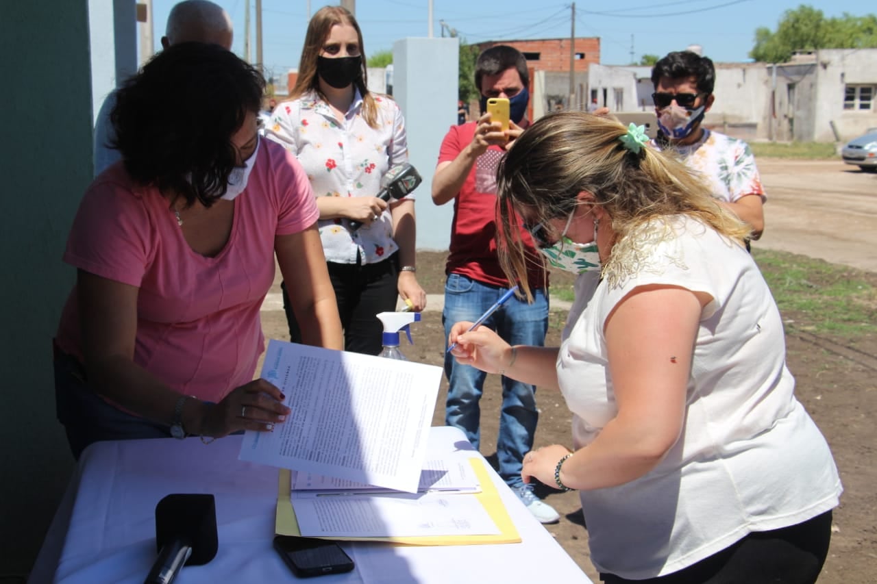 Entrega de cuatro nuevas viviendas en el Barrio Villa Italia en Tres Arroyos