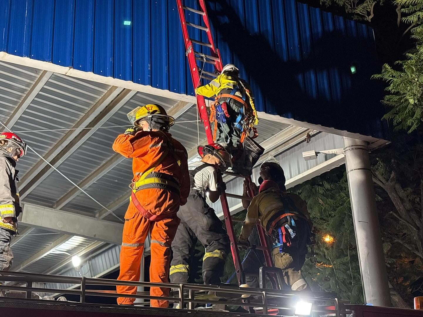 Bomberos de Arroyito rescataron a un menor del techo del polideportivo