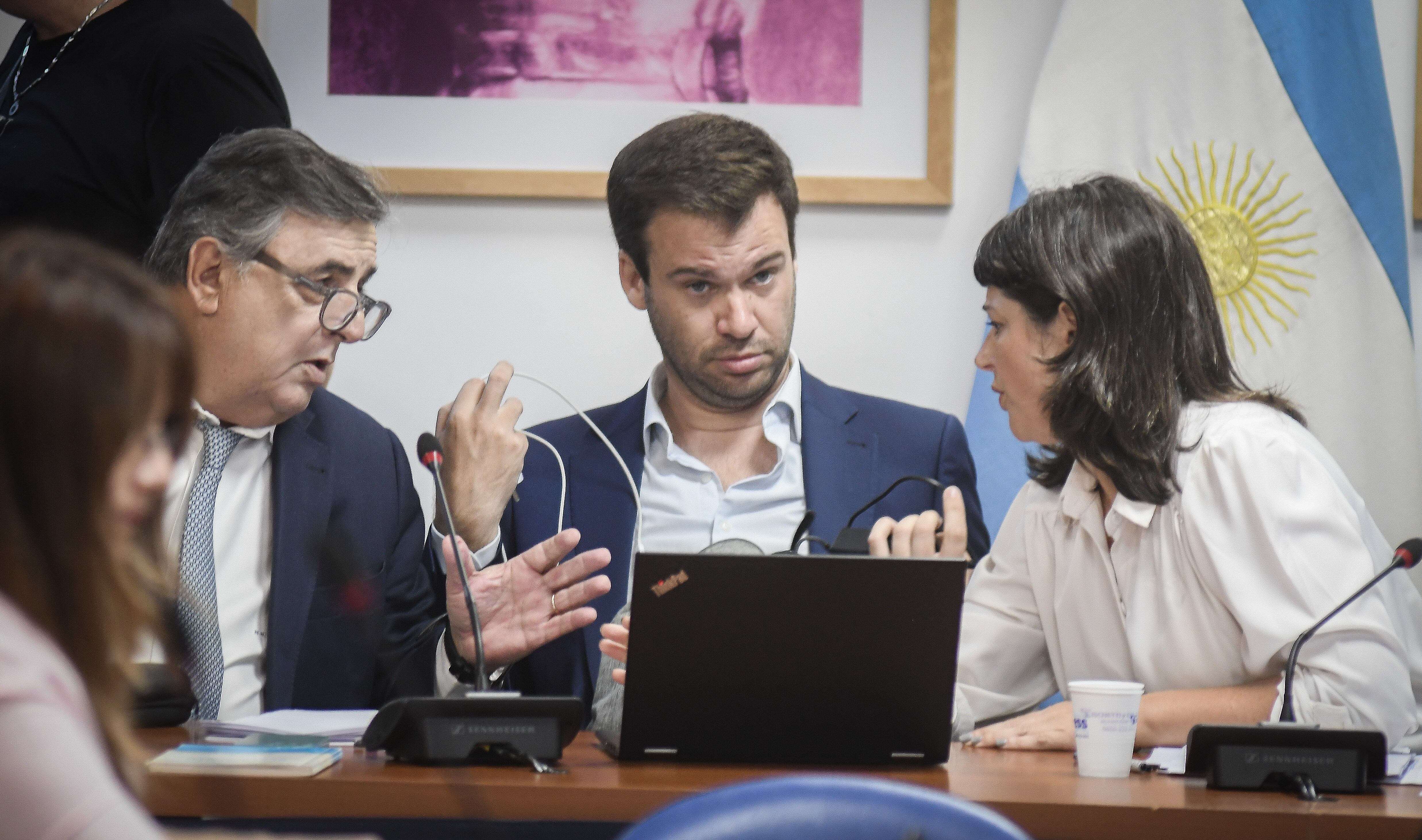 Comisión de Juicio Politico en la cámara de Diputados Argentina
Ana Carolina Gaillard
Juan Manuel López 
Mario Negri 

Foto Federico Lopez Claro