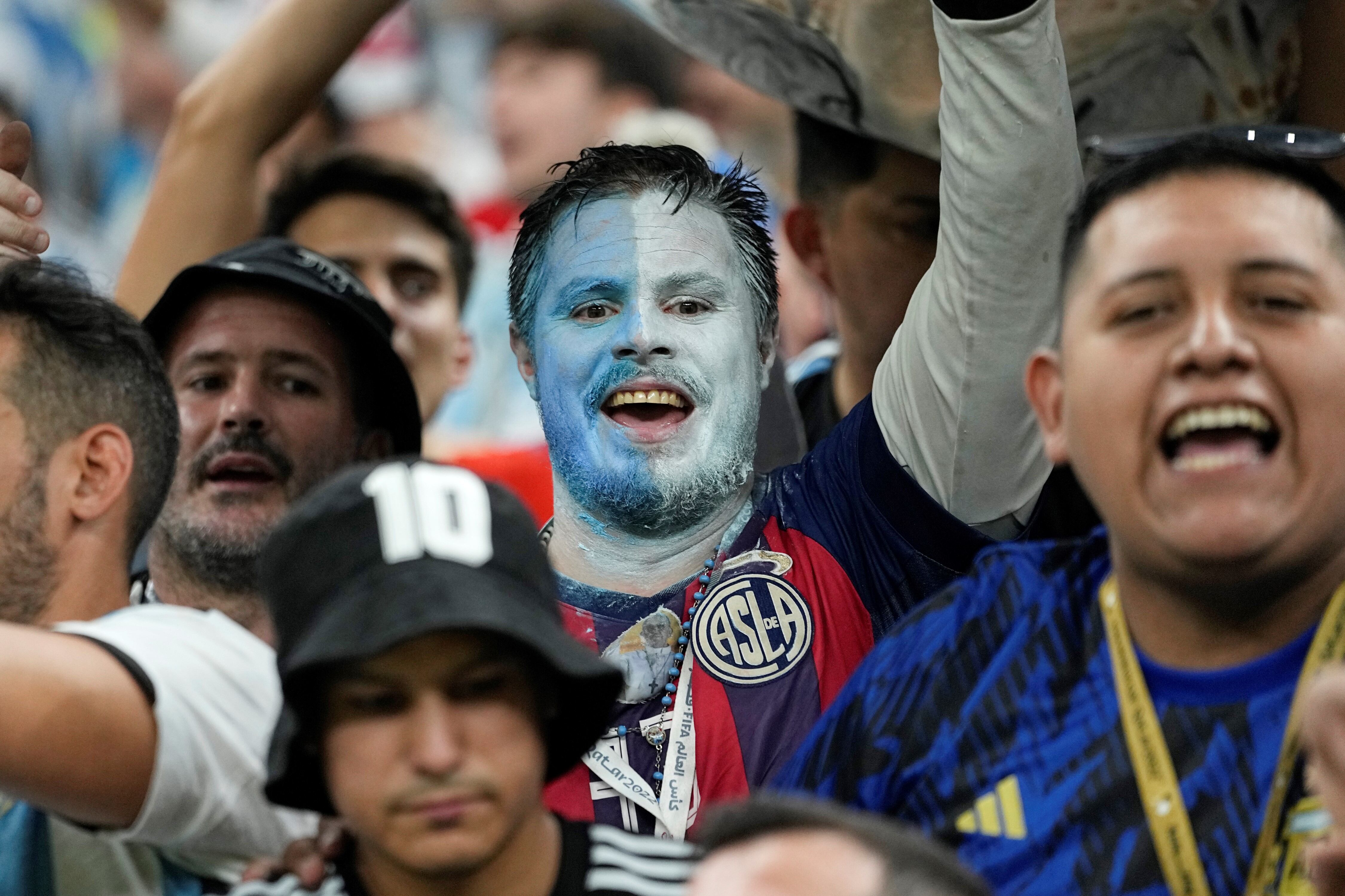 HInchas de Argentina y México metieron mucho color a la previa de ese trascendental partido del Grupo C, en Lusail. (AP)