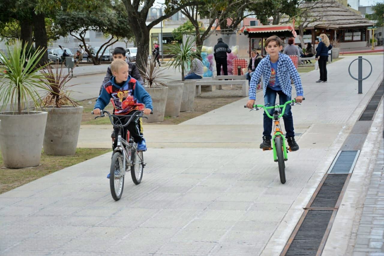 Espacio de juego sobre calle Rivadavia en Arroyito