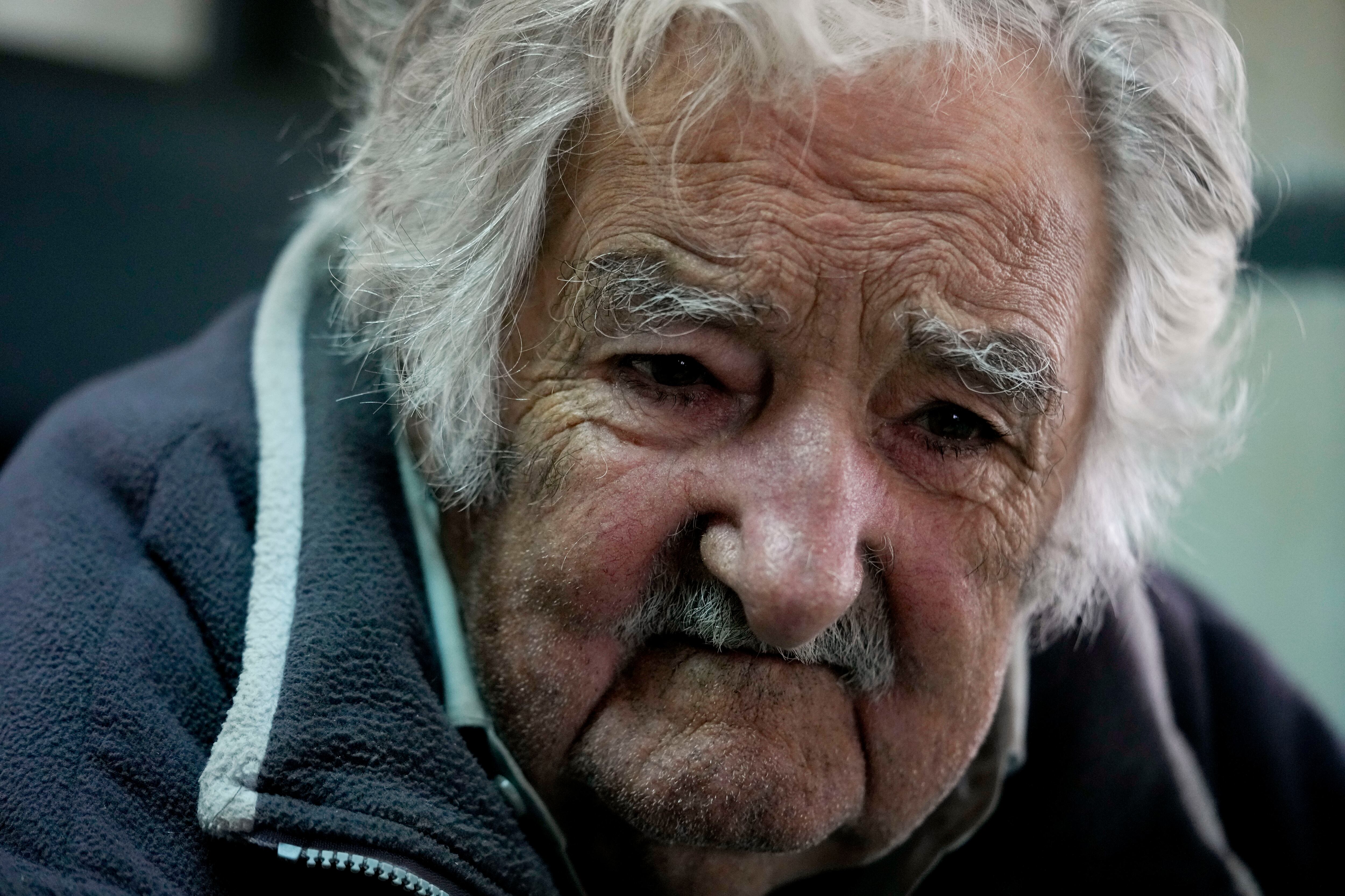 Archivo - El expresidente de Uruguay, José "Pepe" Mujica hace una pausa durante una entrevista en Montevideo, Uruguay, el 22 de julio de 2023. El jueves 5 de septiembre de 2024, Mujica fue ingresado en un hospital de Montevideo por tercera vez en menos de dos semanas; en abril, fue diagnosticado de cáncer en el esófago. (AP Foto/Natacha Pisarenko, Archivo)