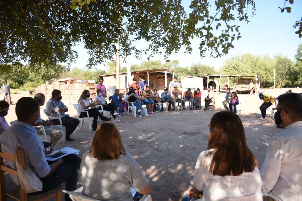 Funcionarios provinciales se reunieron con habitantes de El Impenetrable Chaqueño.